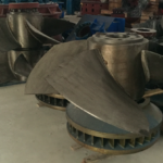 Propeller turbine runner